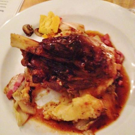 Gesmoorde lamsschenkel met polenta en Goudse kaas